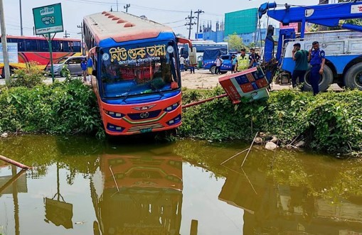 কুমিল্লায় বৃদ্ধকে বাঁচাতে খাদের কিনারায় বাস, রক্ষা পেল অর্ধশতাধিক যাত্রীর প্রাণ